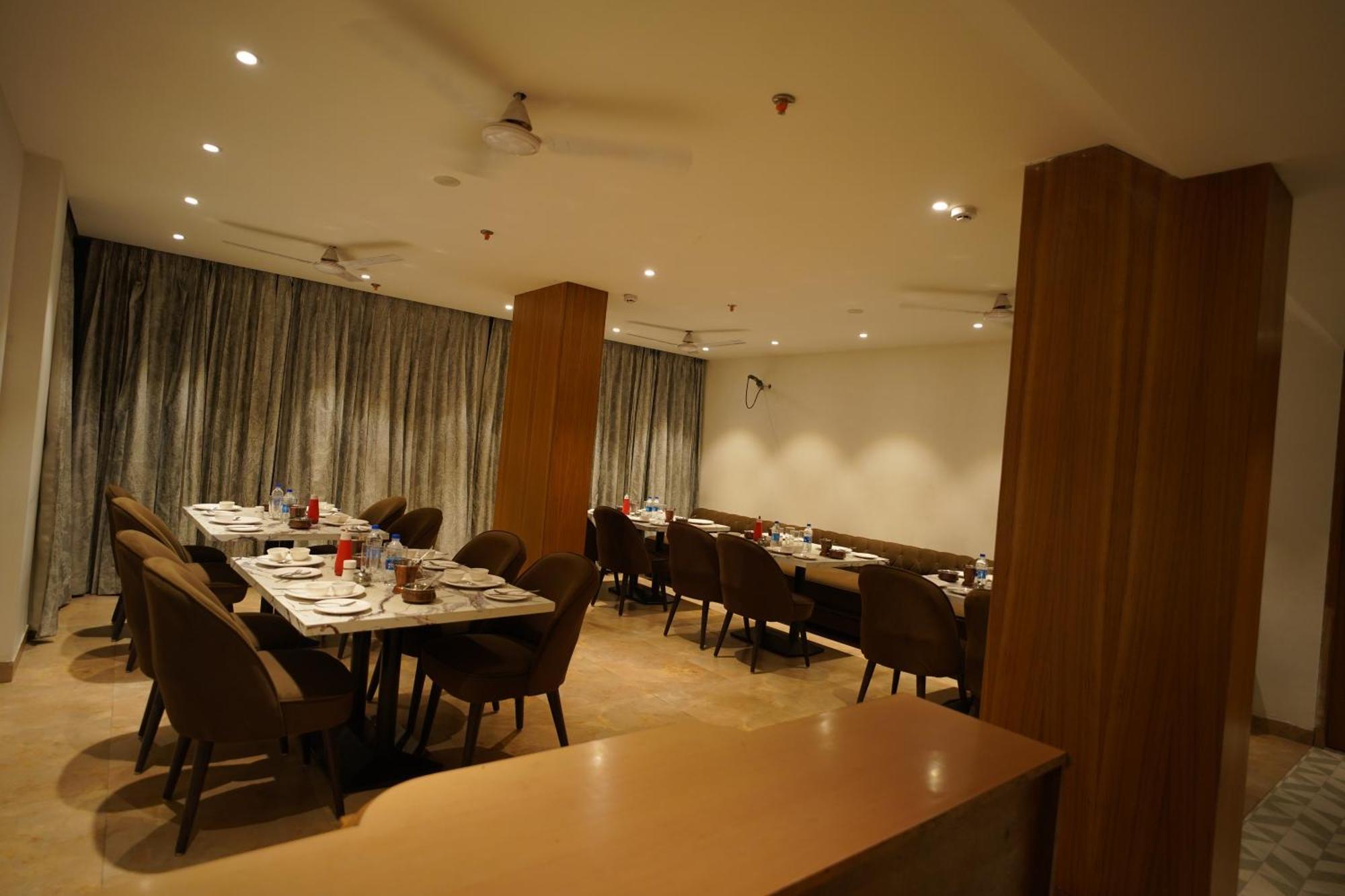 Hotel Mumbai House Express Удайпур Екстериор снимка